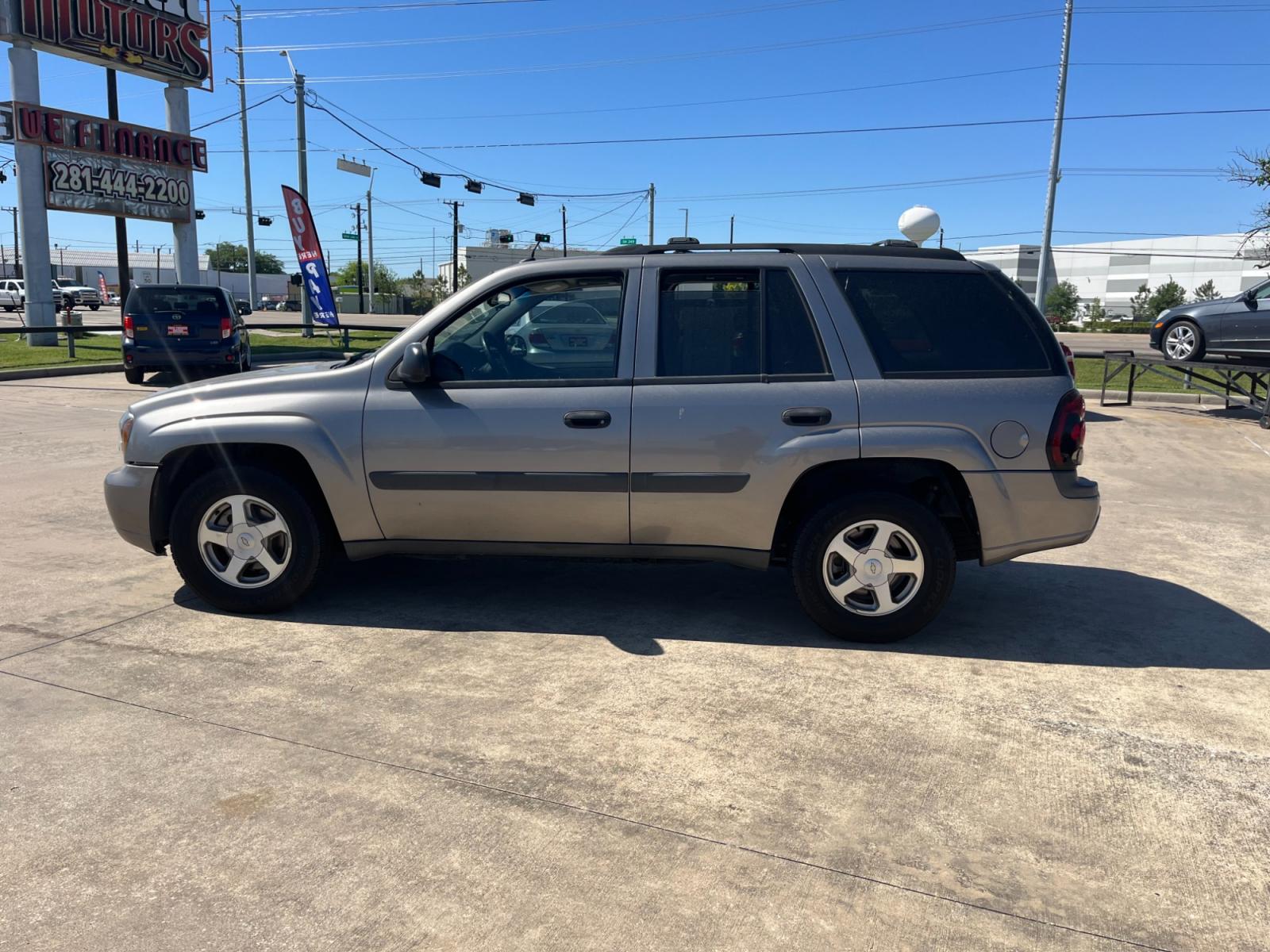 2005 GRAY /gray Chevrolet TrailBlazer LS 2WD (1GNDS13S052) with an 4.2L L6 DOHC 24V engine, 4-Speed Automatic Overdrive transmission, located at 14700 Tomball Parkway 249, Houston, TX, 77086, (281) 444-2200, 29.928619, -95.504074 - Photo #3